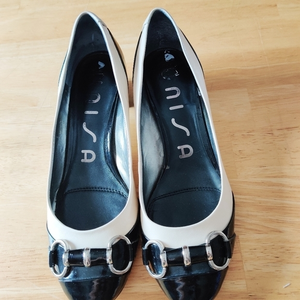 Unisa leather low heels patten leather  2 tone colors 7.5M ‎ heel 1.5